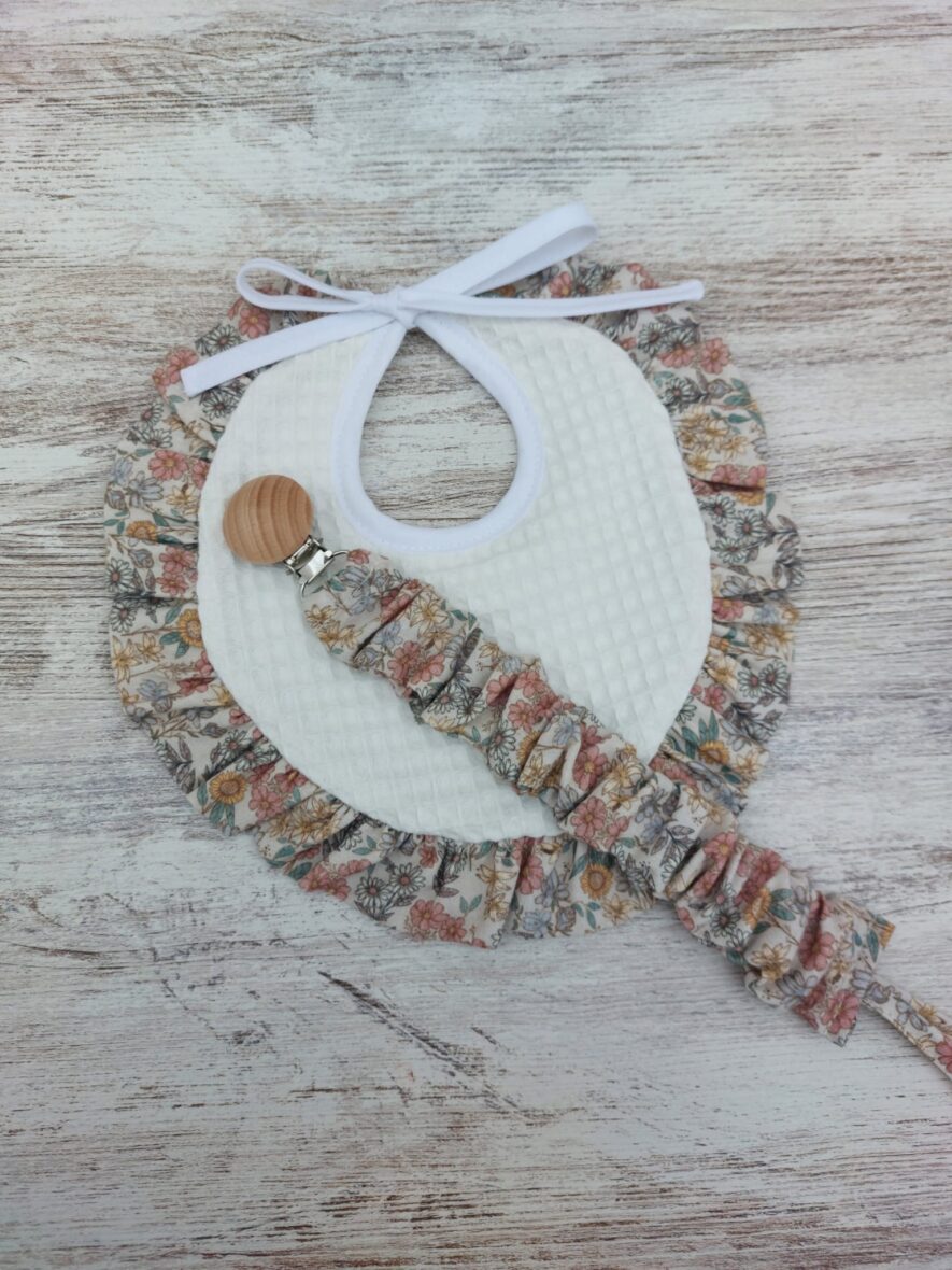 Babero y chupetero waffle beige/flores