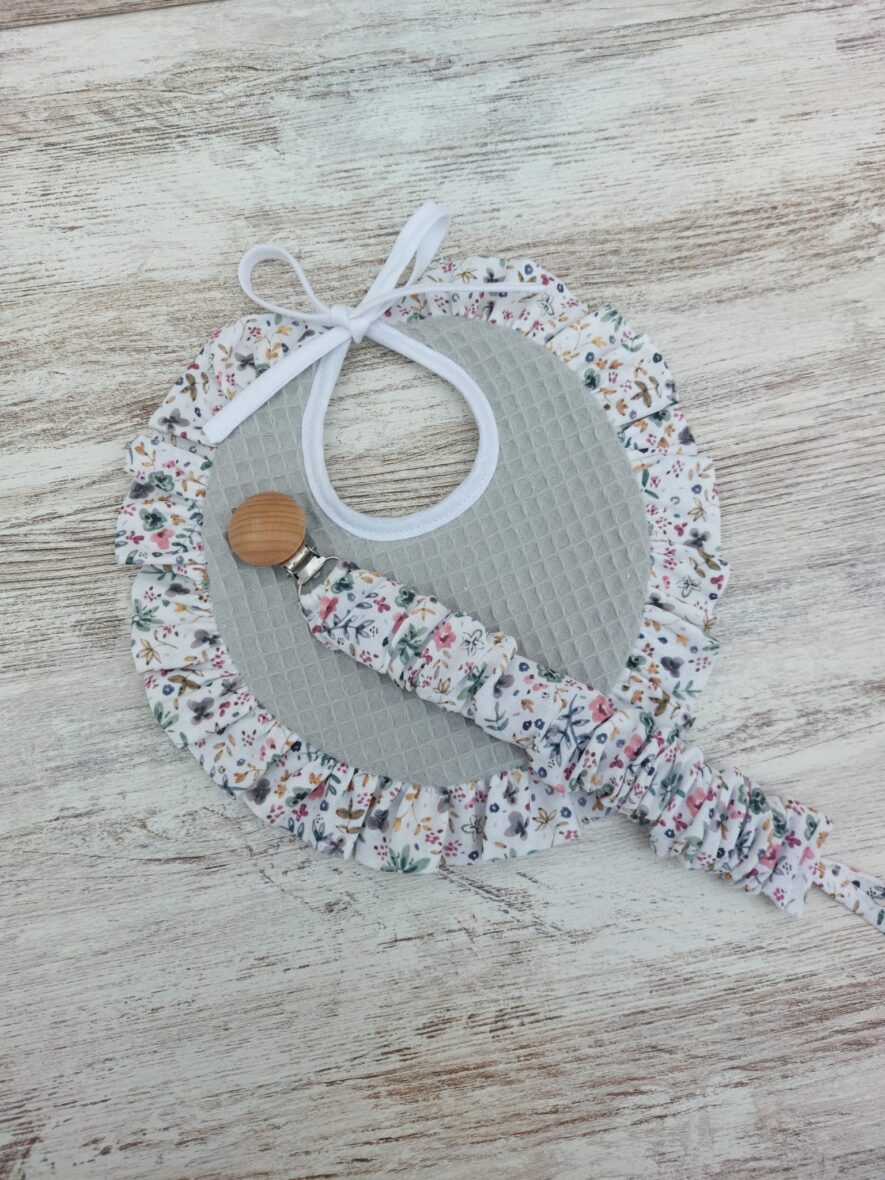 Babero y chupetero waffle gris/flores