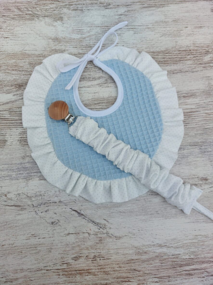 Babero y chupetero waffle celeste/lunarcitos