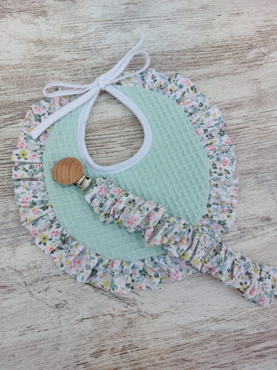 Babero y chupetero waffle verde agua/flores