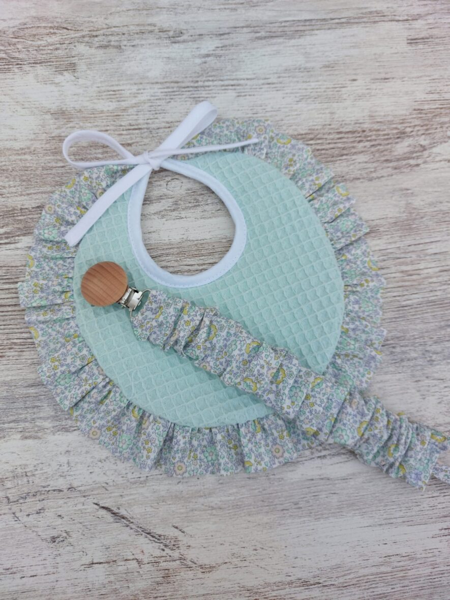 Babero y chupetero waffle verde agua/florecillas