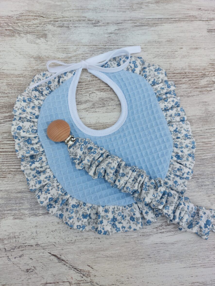 Babero y chupetero waffle celeste/florecillas