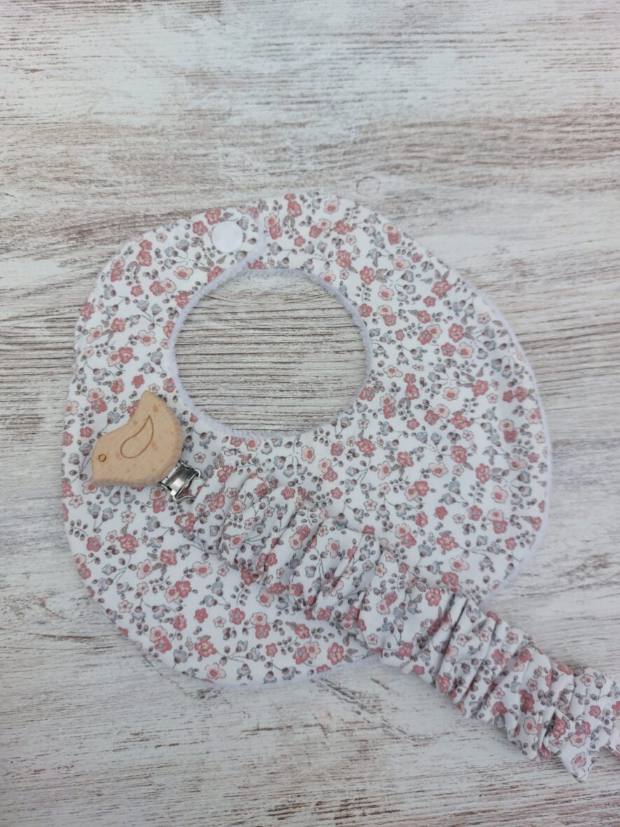 Babero y chupetero florecillas